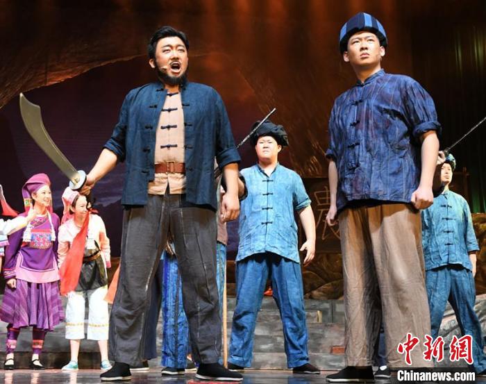 图为演出展现韦拔群斗争场景 王猛 摄