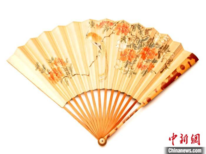 台北故宫藏恽寿平册26种之6：恽寿平山水花鸟扇面16开_画册_版权_内容