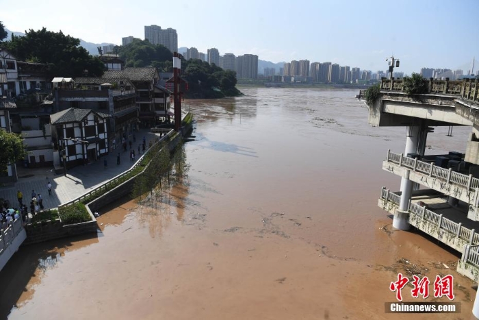 嘉陵江水位持续上涨  磁器口沿江商户有序转移