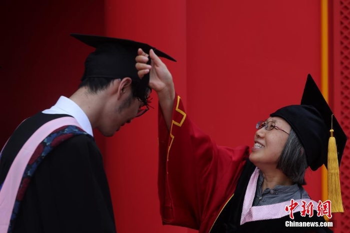 北京大学举行本科生毕业典礼