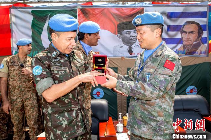 图为联合国刚果(金)稳定特派团司令与中国维和分队交换礼物。　彭毅 摄