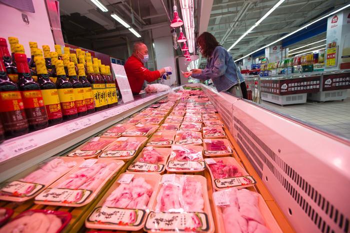 图为消费者在选购猪肉。<a target='_blank' href='http://www.chinanews.com/'>中新社</a>记者 张云 摄
