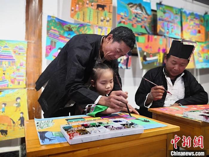 探访中国侗族农民画家村：童叟皆“神笔”墨香浸天下