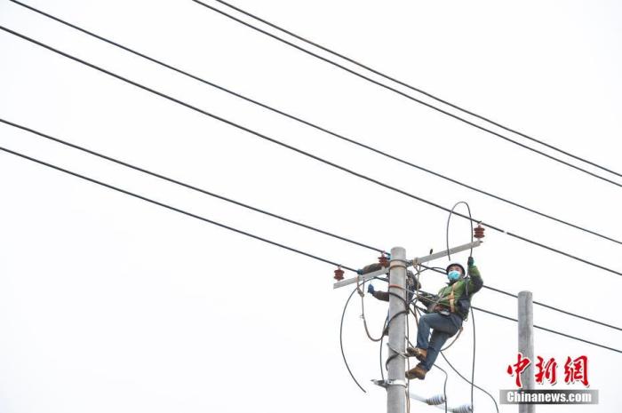 图为电力工人们正在架设线路保障工程用电。
<a target='_blank' href='http://www.chinanews.com/'>中新社</a>记者 侯宇 摄