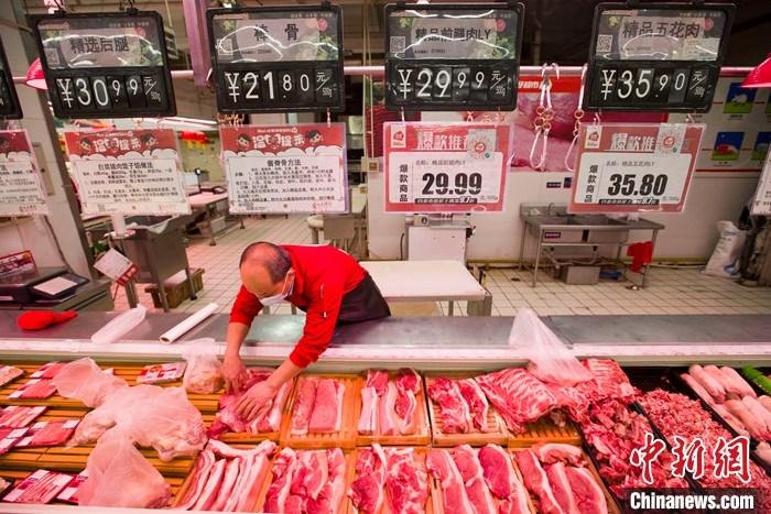 2月22日，山西省太原市一超市内，工作人员在整理待售猪肉。当天，中央农办主任、农业农村部部长唐仁健在北京召开的国新办新闻发布会上表示，去年以来，中国采取了多项措施支持恢复生猪产能，稳定生猪生产和市场供应，截至2020年底，生猪存栏已经恢复到常年的92%以上，虽然春节前后价格有所上涨，但上涨幅度并没有前期那么大，随着新增的生猪产能陆续兑现为猪肉产量，猪肉市场供应最紧张的时期已经过去，后期供需关系将会越来越宽松。
<a target='_blank' href='http://www.chinanews.com/'>中新社</a>记者 张云 摄