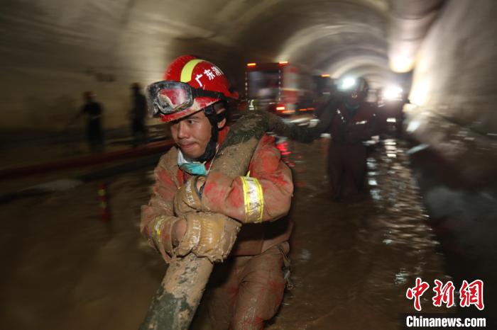 救援人员在石景山隧道内进行搜救。　林振艺 摄