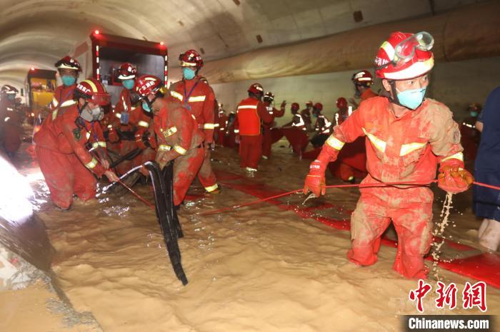 救援人员在隧道内进行排水救援。　林振艺 摄