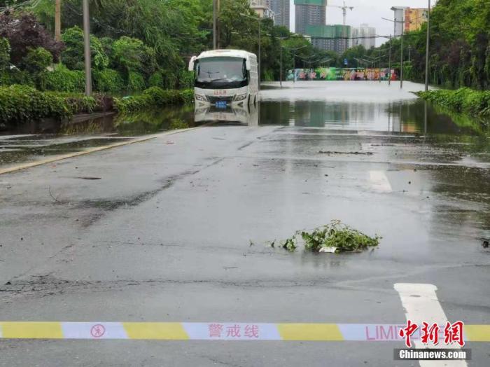 7月21日，河南，郑州暴雨第二日，经过一夜的抢险救援积水路段的积水明显下降，但街头仍有多处积水严重。图为洪水消退后的郑州街头。<a target='_blank' href='http://www.chinanews.com/'>中新社</a>记者 李贵刚 摄