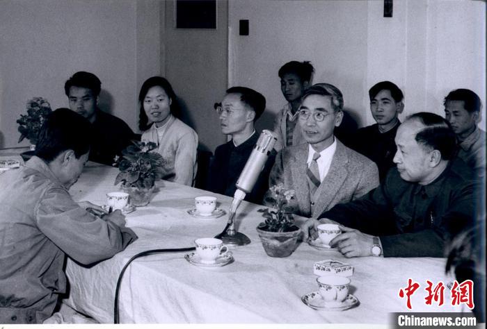 1960年，中科院力学研究所召开座谈会畅谈苏联巨型宇宙飞船上天，钱学森(右一)在发言，右二为郭永怀。　郭永怀事迹陈列馆供图