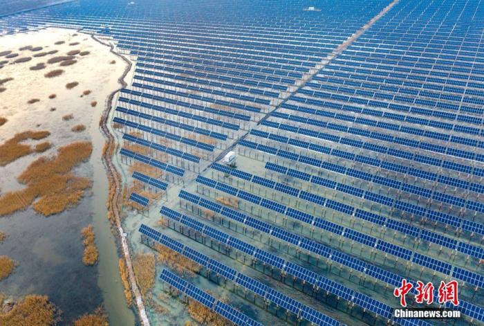 图为2020年4月12日，航拍位于黑龙江省大庆市红岗区的太阳能光伏发电项目。从过去“一油独大”，到风电光伏等新能源产业呈“遍地开花”之势，新旧“动能”转换之间，“油城”大庆，正顺应新发展理念，走出一条资源型城市转型的新路。(无人机照片) <a target='_blank' href='http://www.chinanews.com/'>中新社</a>发 刘国兴 摄 　