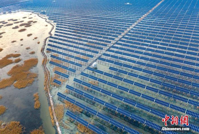 图为2020年4月12日，航拍位于黑龙江省大庆市红岗区的太阳能光伏发电项目。从过去“一油独大”，到风电光伏等新能源产业呈“遍地开花”之势，新旧“动能”转换之间，“油城”大庆，正顺应新发展理念，走出一条资源型城市转型的新路。(无人机照片) <a target='_blank' href='http://www.chinanews.com/'>中新社</a>发 刘国兴 摄 　
