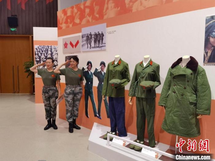 1984年国庆大阅兵受阅女兵向博物馆捐赠37年前受阅时穿过的军服。　主办方供图