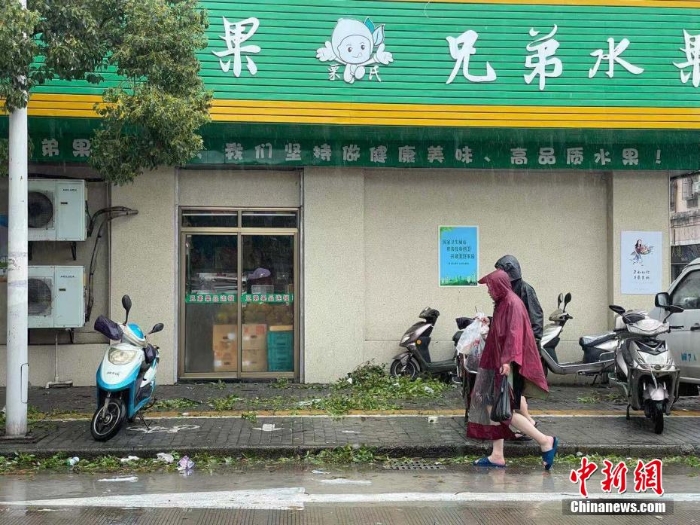 台风“烟花”登陆浙江舟山 登陆时中心附近最大风力13级