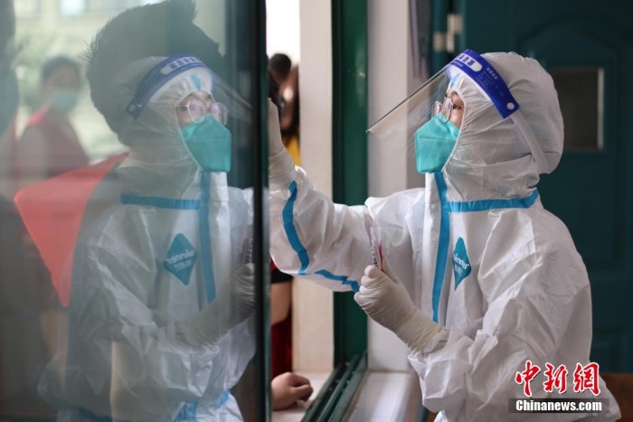 直击南京全员二次核酸检测 检测点发放“小红心”