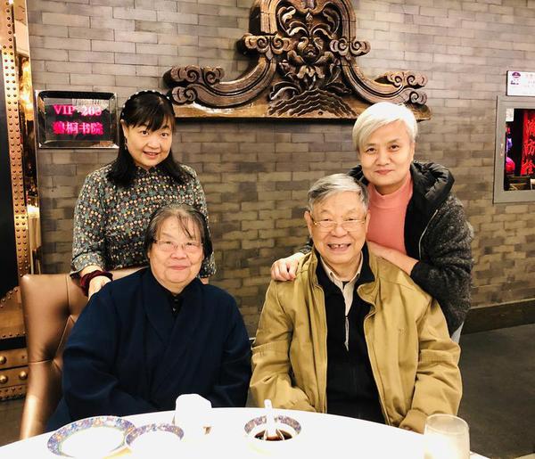 前排右为杨涌、左为刘虹。后排左为他们的小女儿钢琴演奏家杨峥，右为本文作者。