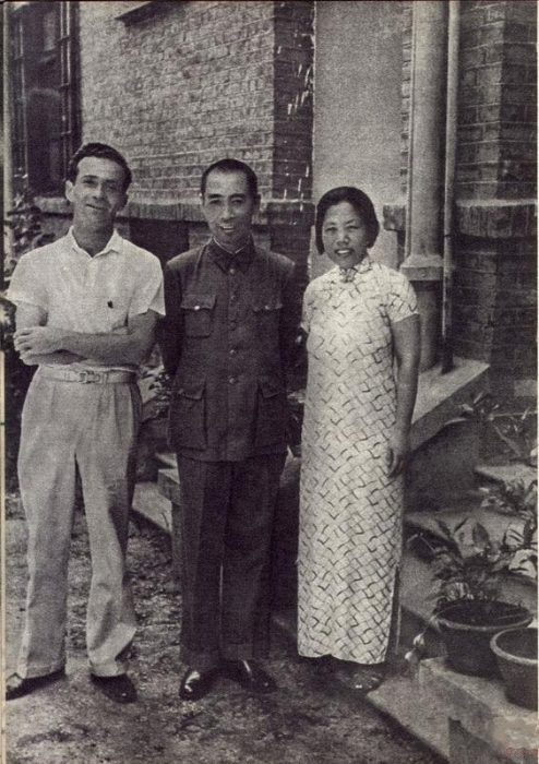 1938年，周恩来、邓颖超和斯诺（左）在武汉。