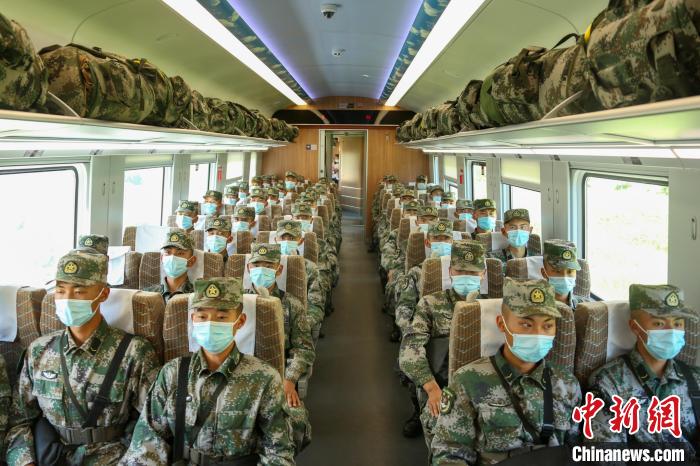 西藏军区新兵乘复兴号赴战位。　杨凯 摄