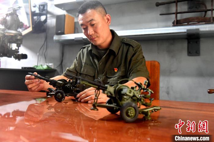 收藏爱好者王栋对高射炮兵装备十分着迷。　吕明 摄