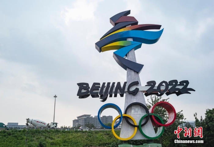 北京冬奧會會徽雕塑矗立西五環晉元橋畔