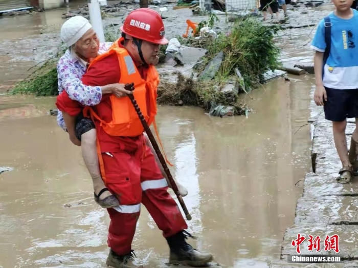 四川达州遭暴雨袭击 救援人员紧急转移被困民众