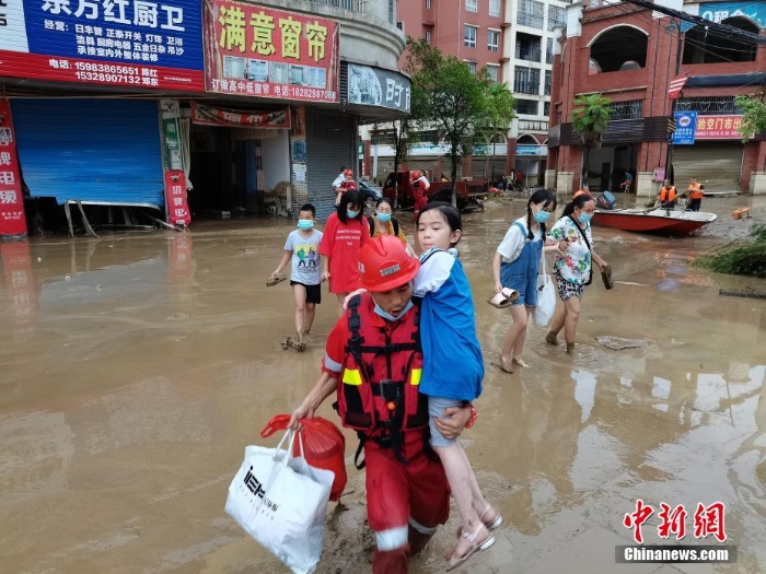 四川达州遭暴雨袭击 救援人员紧急转移被困民众