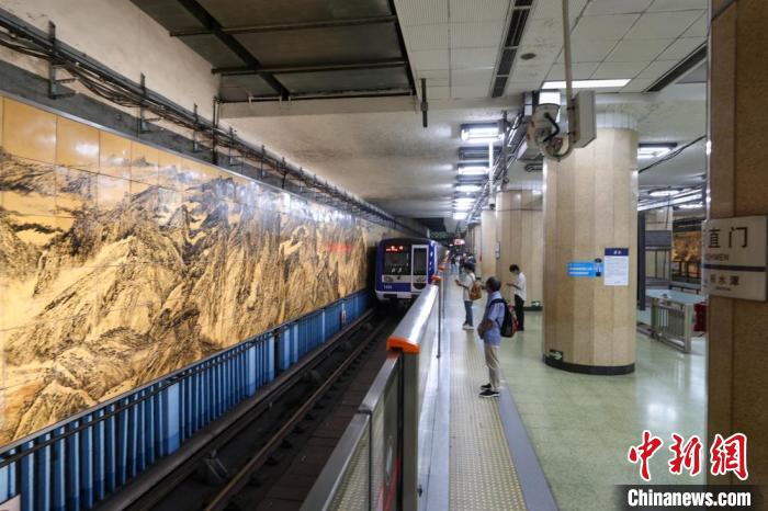 “穿越”30年——北京地铁2号线壁画修复一新