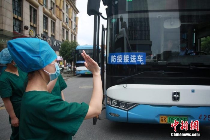江苏扬州：抗疫一线的生命“摆渡人”