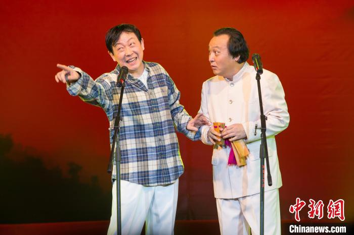 柴京云(右一)、柴京海(左一)兄弟二人表演大同数来宝。　柴京云供图