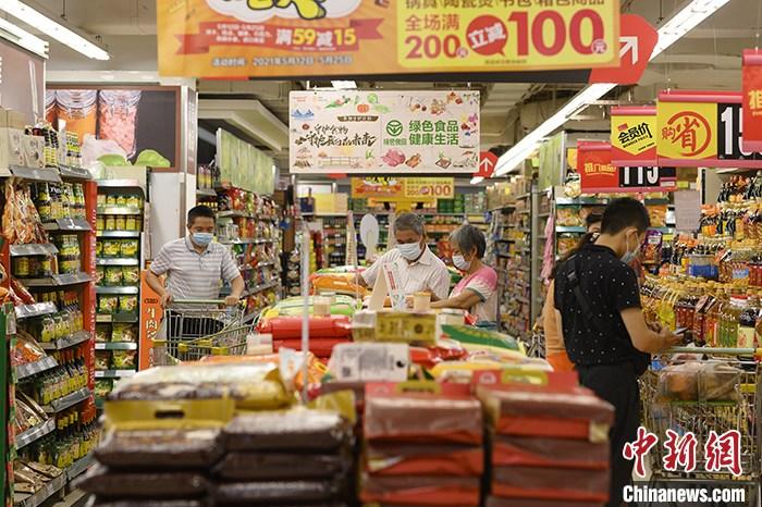 资料图：消费者在超市选购商品。 <a target='_blank' href='http://www.chinanews.com/'>中新社</a>记者 陈楚红 摄 