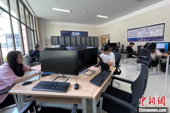 资料图：重庆智能工程职业学院内的学生正在学习最前沿的5G通信技术。 刘相琳 摄