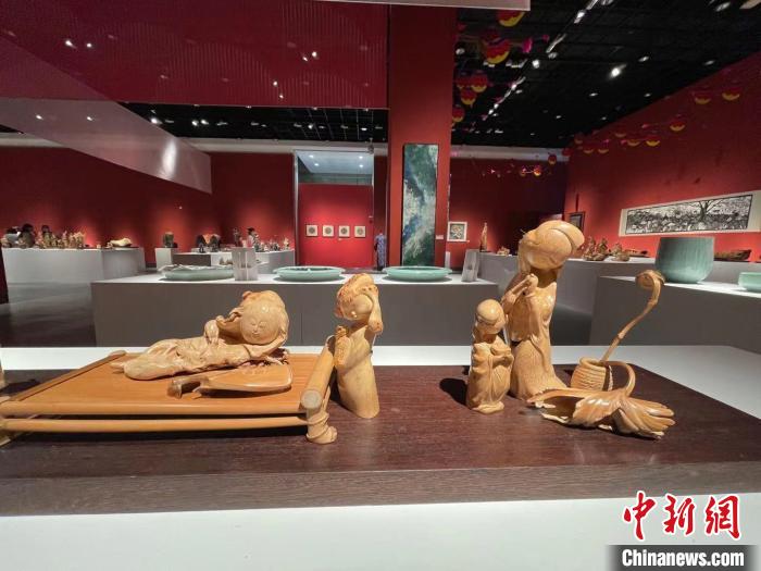 俞田展出的竹根雕作品《琴棋书画》。　童笑雨 摄