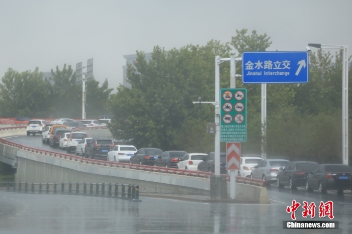 直击暴雨下的郑州街头