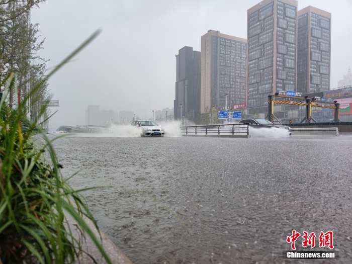 直击暴雨下的郑州街头