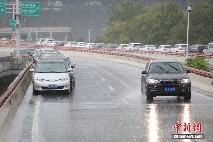 直击暴雨下的郑州街头