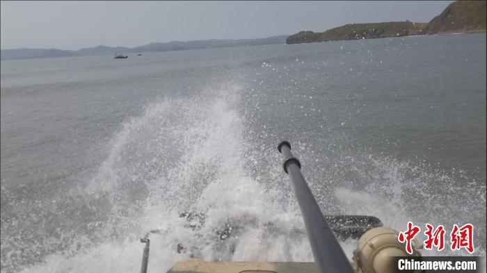 中国参赛队海上驾驶入水瞬间。　肖勇利 摄