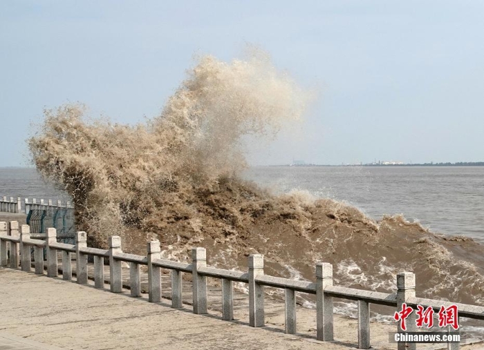钱塘江“鬼王潮”汹涌壮观