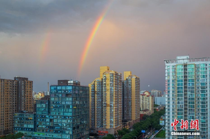 北京雨后天空现双彩虹景象美轮美奂