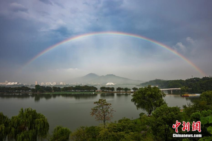 南京雨后双彩虹横跨“山水城林”