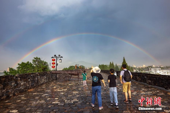 南京雨后双彩虹横跨“山水城林”