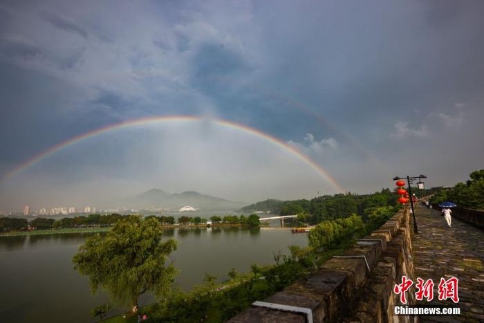 南京雨后双彩虹横跨“山水城林”