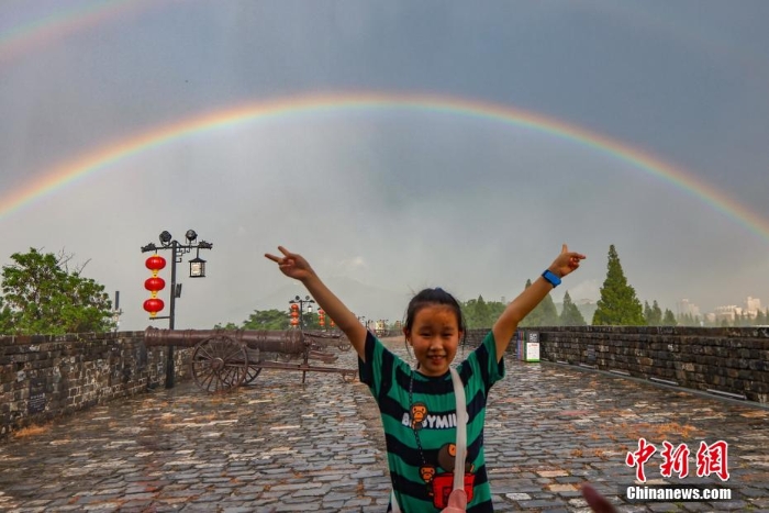 南京雨后双彩虹横跨“山水城林”