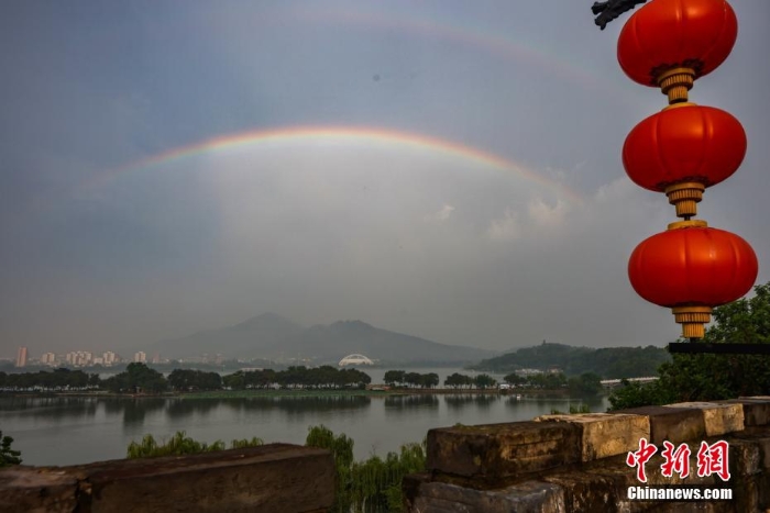 南京雨后双彩虹横跨“山水城林”