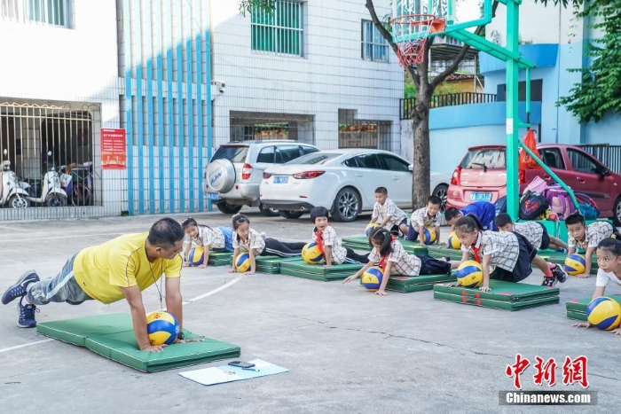 开学第一天 广西南宁小学生参加课后兴趣班