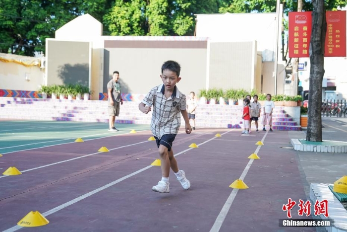 开学第一天 广西南宁小学生参加课后兴趣班