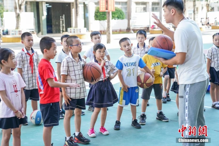 开学第一天 广西南宁小学生参加课后兴趣班