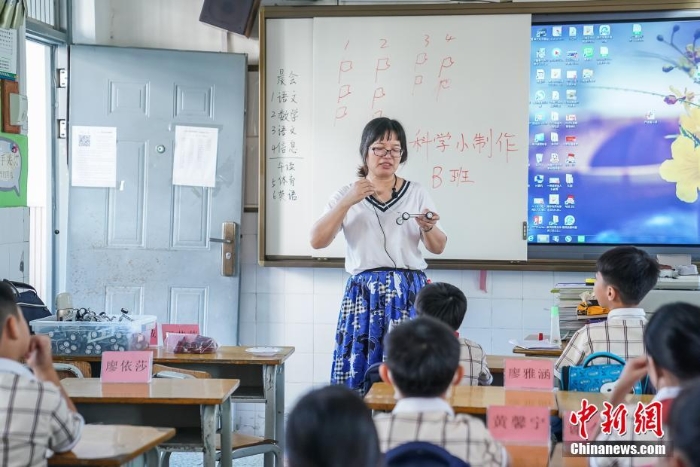 开学第一天 广西南宁小学生参加课后兴趣班