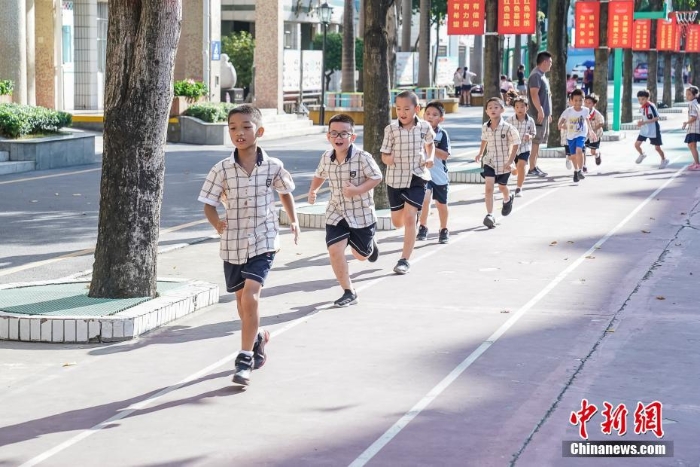 开学第一天 广西南宁小学生参加课后兴趣班