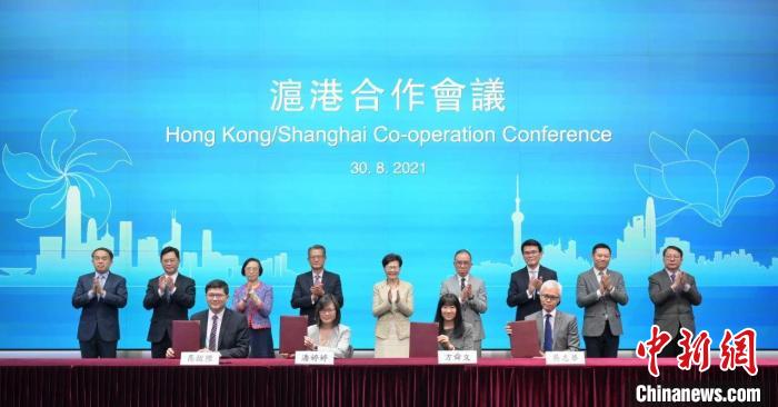 两地政府部门、机构负责人现场签署了商贸、科技、卫生、文化等领域的合作协议。　上海发布 摄