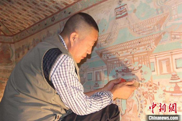 李晓洋的叔叔李波正在敦煌修复壁画。　李晓洋供图