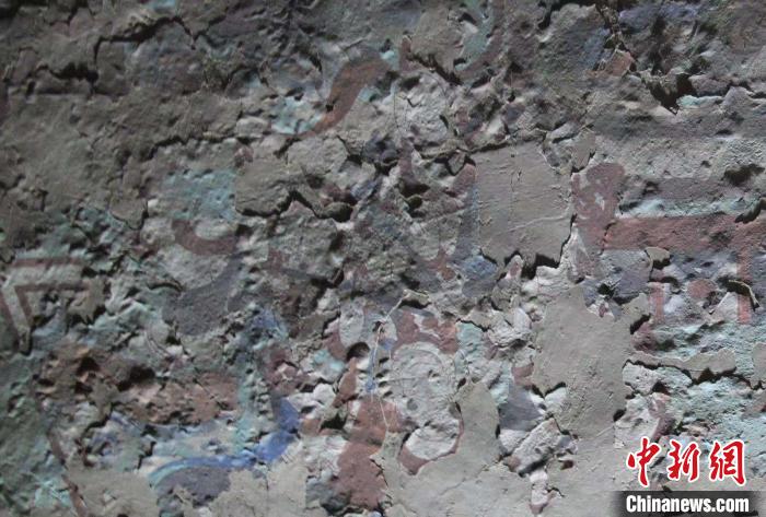 莫高窟386窟壁画遭遇颜料层起甲病害。　李晓洋供图